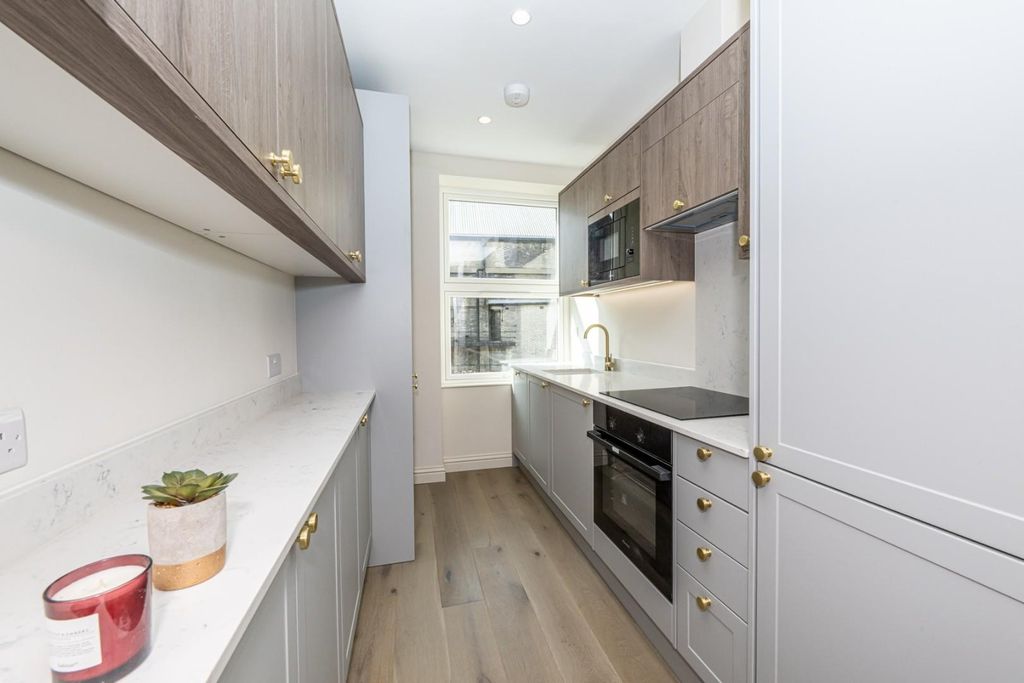 Property photo 3 of 9 Kilburn High Road 183C-007 Lr.Jpg