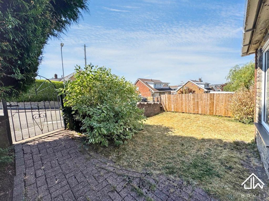 Property photo 2 of 19 Front Garden
