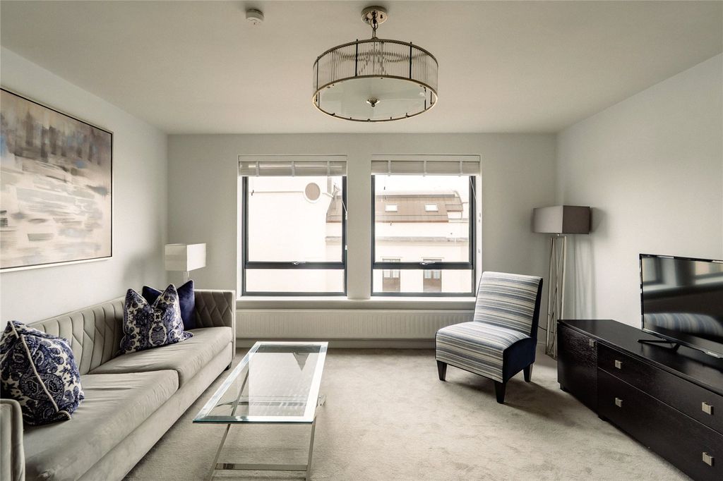 Property photo 1 of 11 Living Room