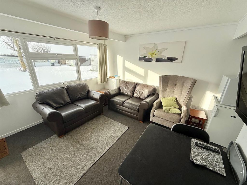 Property photo 2 of 8 Living Room (2)