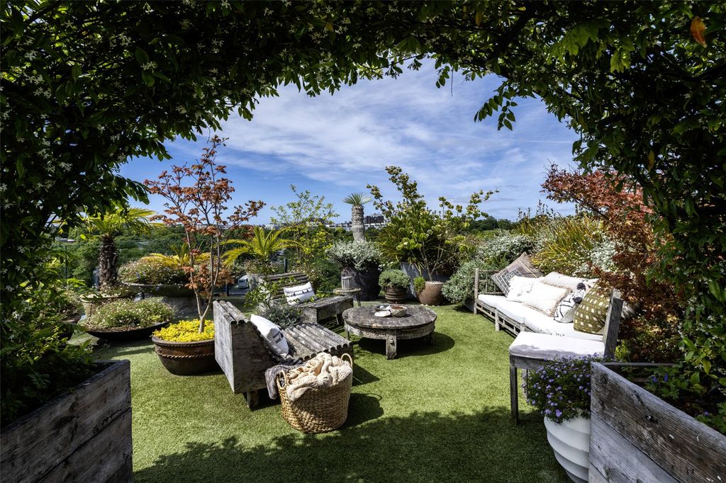 Property photo 2 of 25 Roof Garden