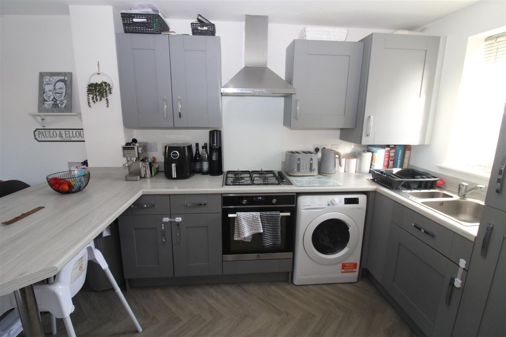 Property photo 2 of 12 Lounge And Fitted Kitchen