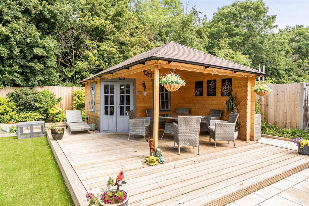 Property photo 3 of 20 Pergola + Bar.Jpg
