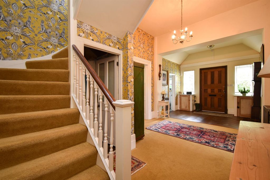 Property photo 2 of 31 Entrance Hall