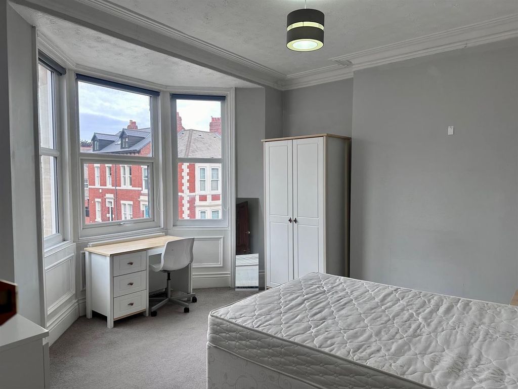 Property photo 3 of 11 Bed 2.Jpg