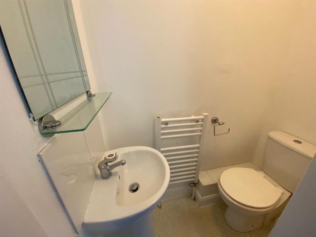 Property photo 2 of 8 Ensuite