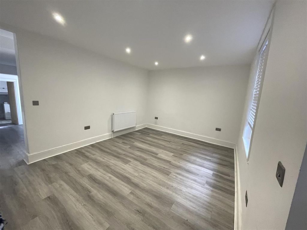 Property photo 2 of 9 Lounge.Jpg