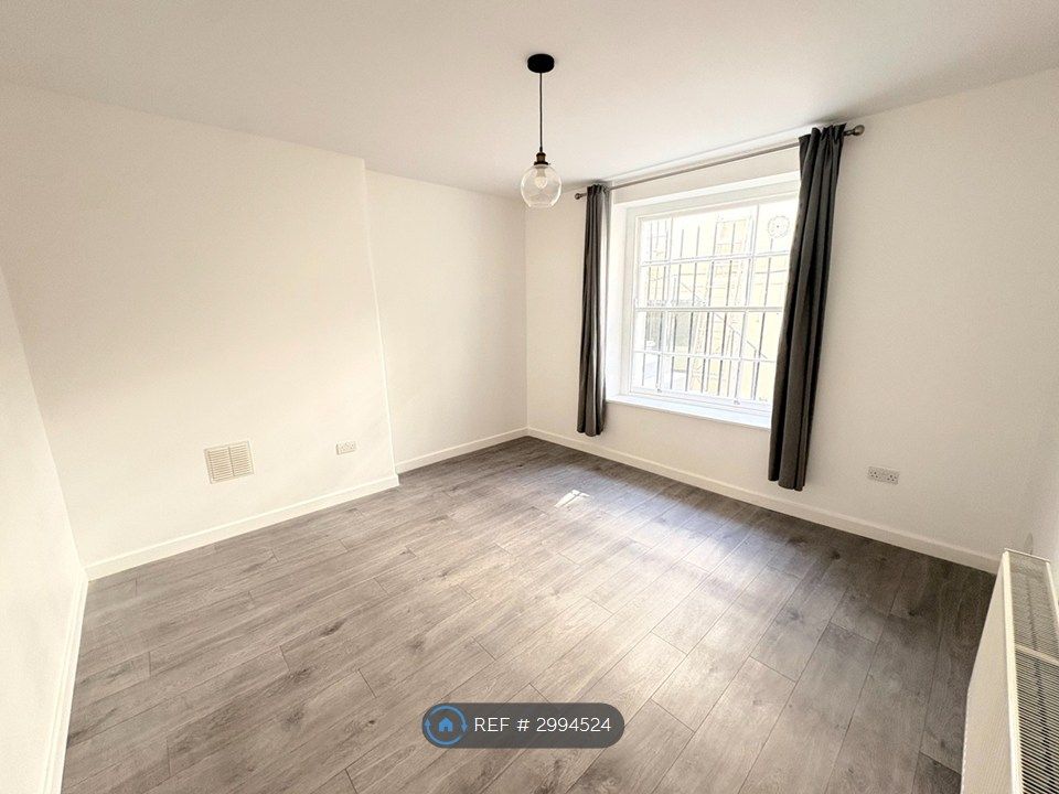 Property photo 2 of 14 Living Room / Bedroom