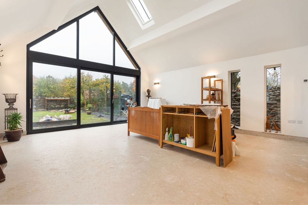 Property photo 3 of 28