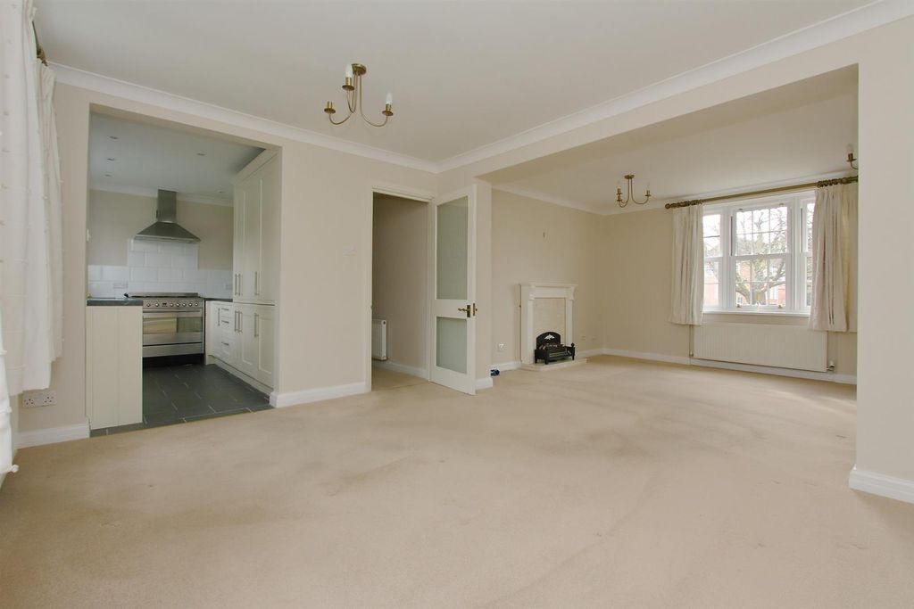 Property photo 2 of 21 108 The Close (18).Jpg