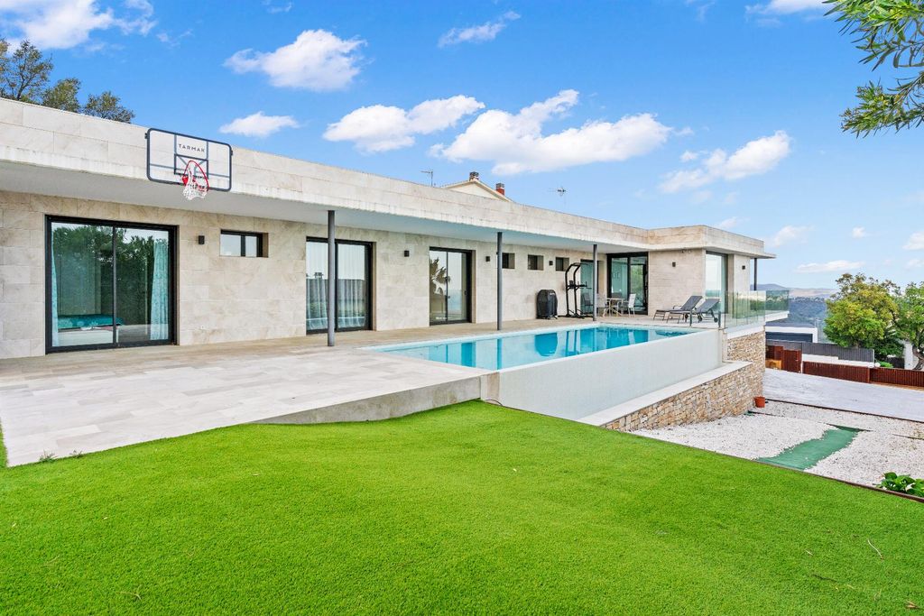 Property photo 1 of 30