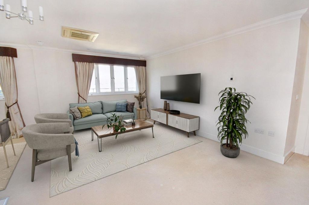 Property photo 3 of 10 Lounge.Jpg