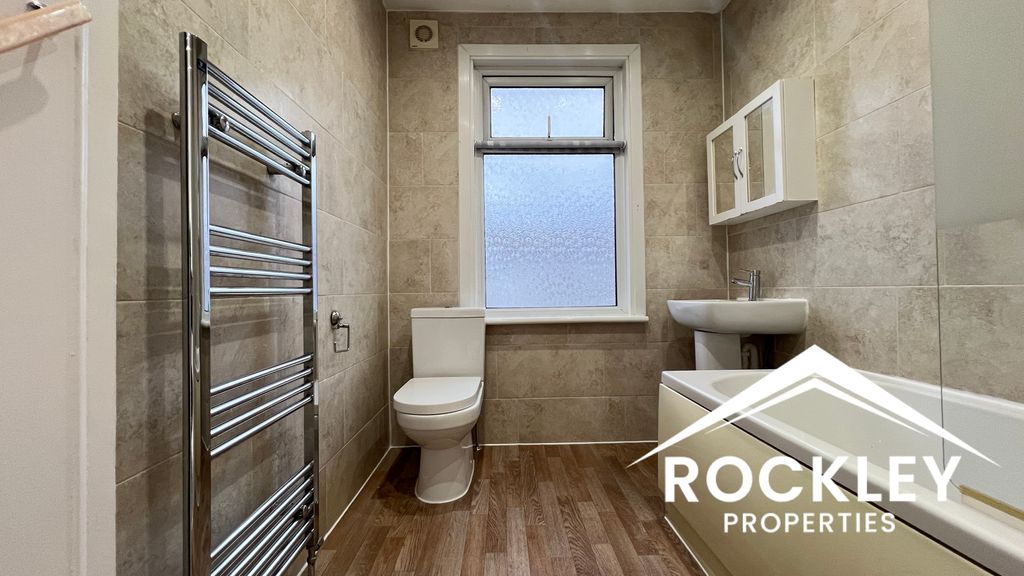 Property photo 3 of 19 Bathroom