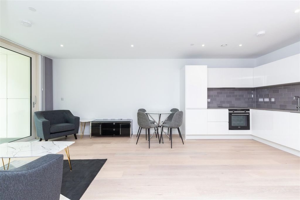 Property photo 3 of 8 48 Carrick House-10.Jpg