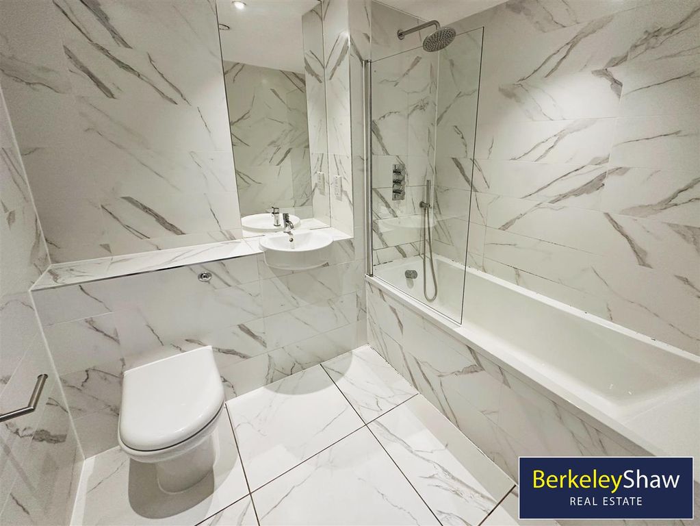 Property photo 3 of 13 Bathroom
