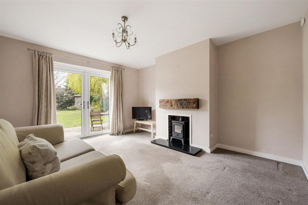 Property photo 3 of 30 Fyfield Road, Ig8