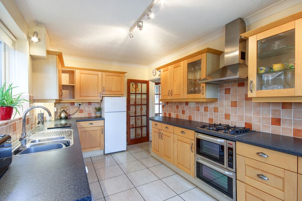 Property photo 3 of 7 Kitchen