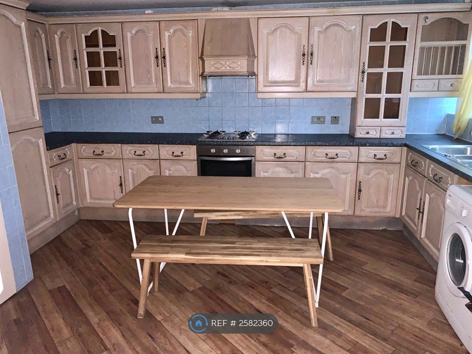 Property photo 3 of 8 Kitchen