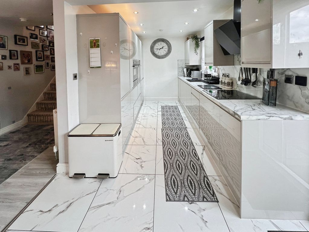 Property photo 3 of 14 Kitchen