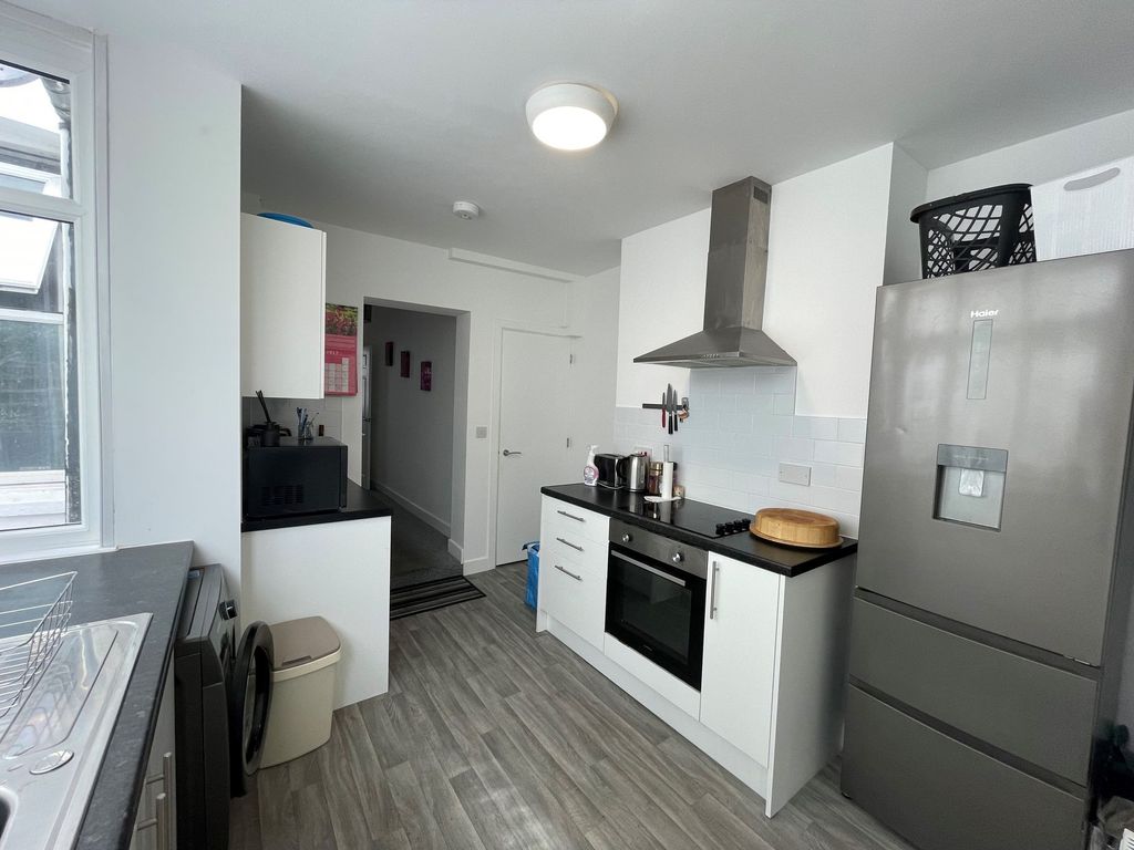 Property photo 3 of 10 Kitchen