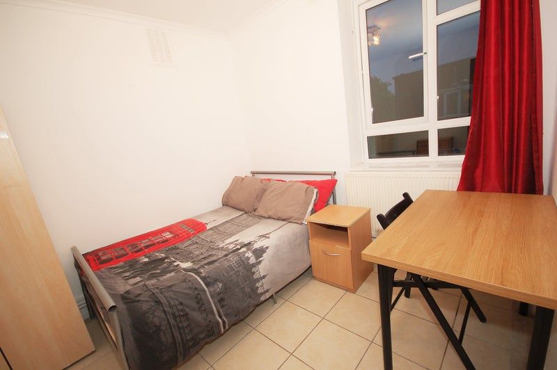 Property photo 2 of 6 Room 2- £800 Available Now