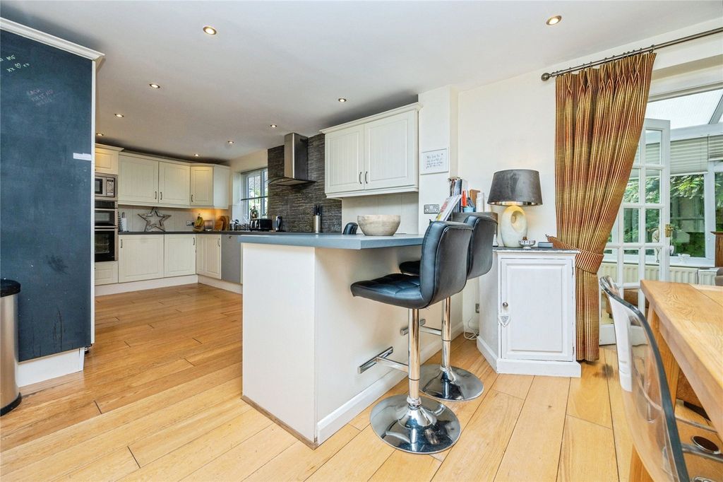 Property photo 3 of 21 Breakfast Kitchen