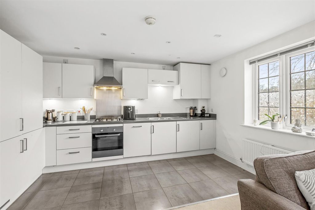 Property photo 2 of 14 1 Deyoung Way, Hp11 1Ax-7.Jpg