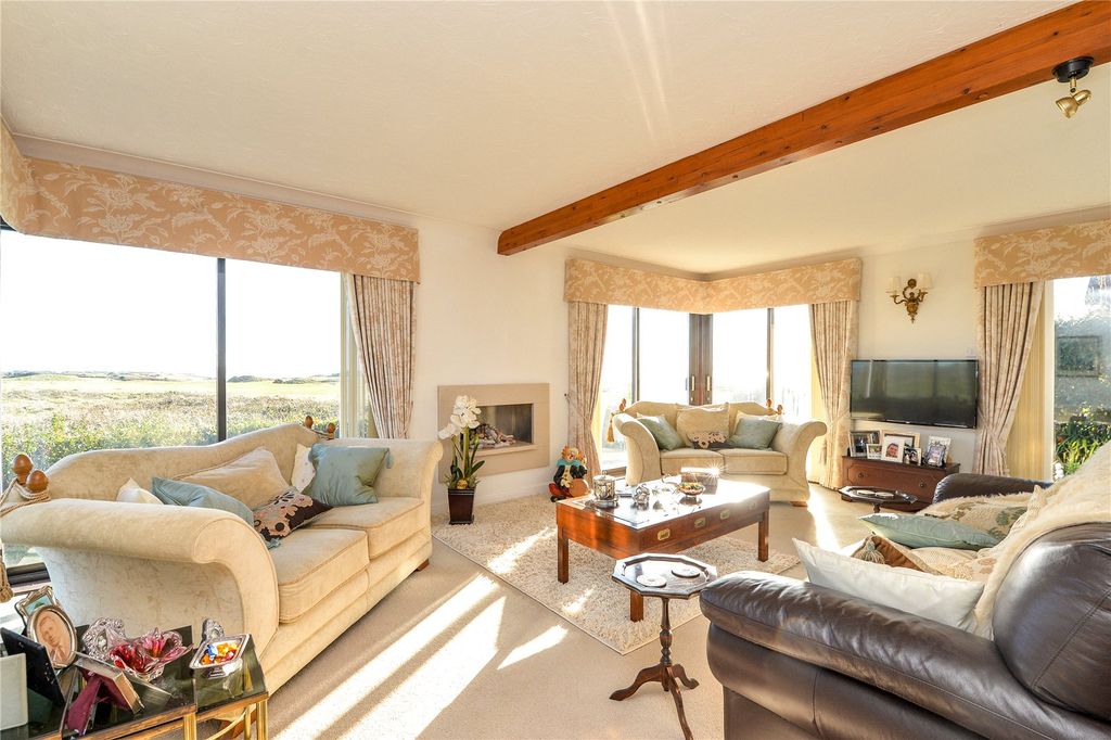 Property photo 3 of 28 Sitting Room