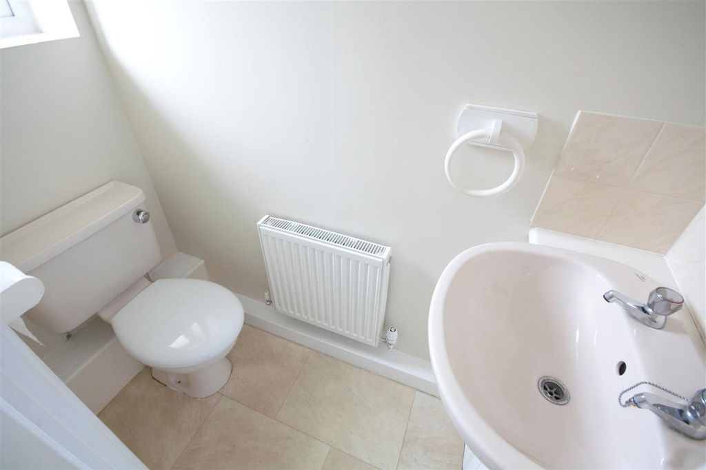 Property photo 2 of 11 Cloakroom