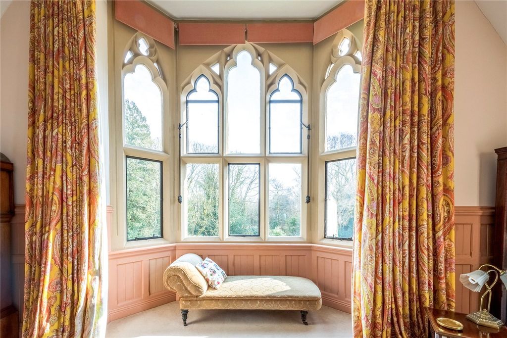 Property photo 3 of 17 Feature Window