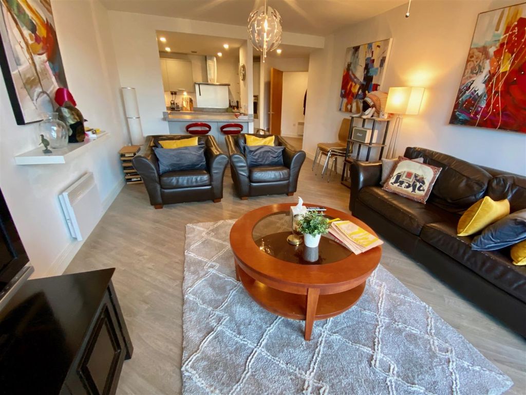 Property photo 3 of 21 Lounge