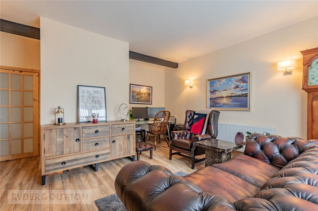 Property photo 3 of 24 Lounge