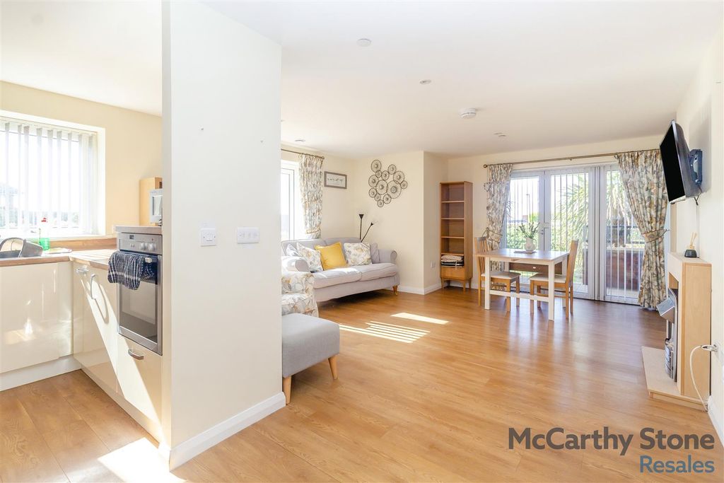 Property photo 3 of 24 8686465-Interior08.Jpg