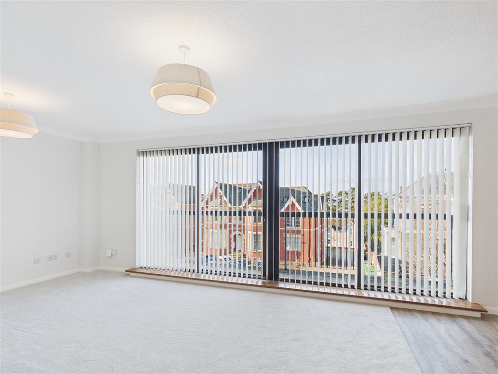 Property photo 3 of 11 Lounge 3.Jpg