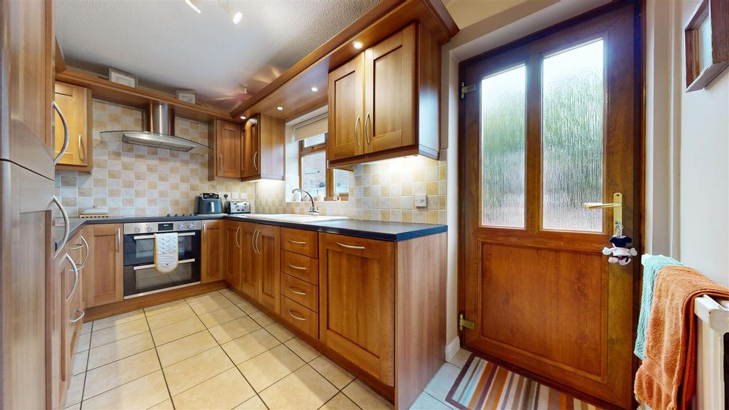 Property photo 3 of 36 Gategill Grove Kitchen