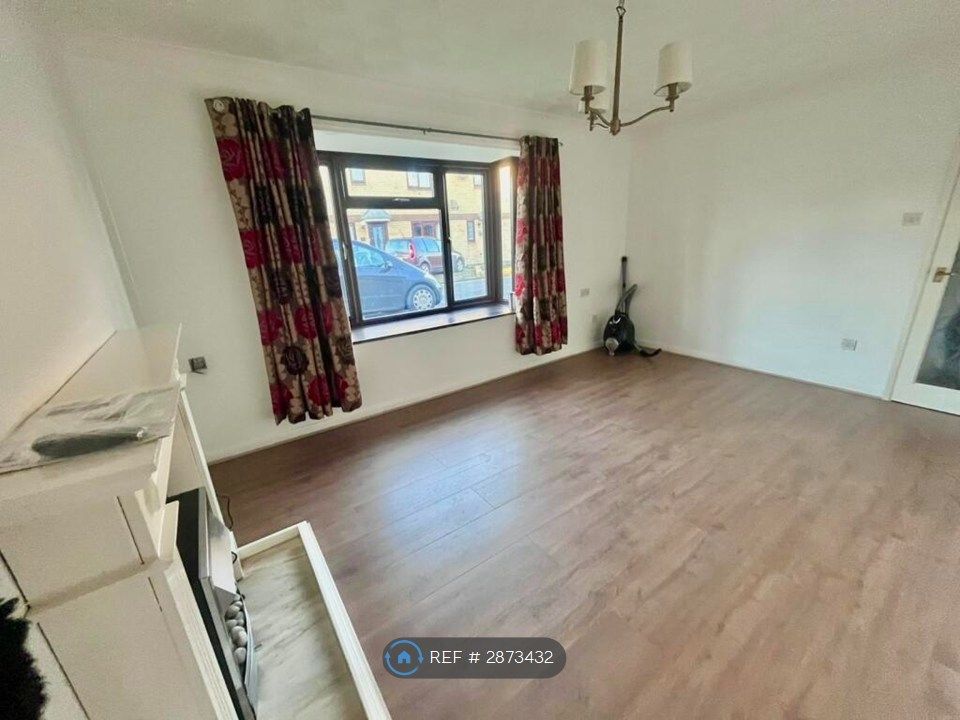 Property photo 3 of 11 Living Room