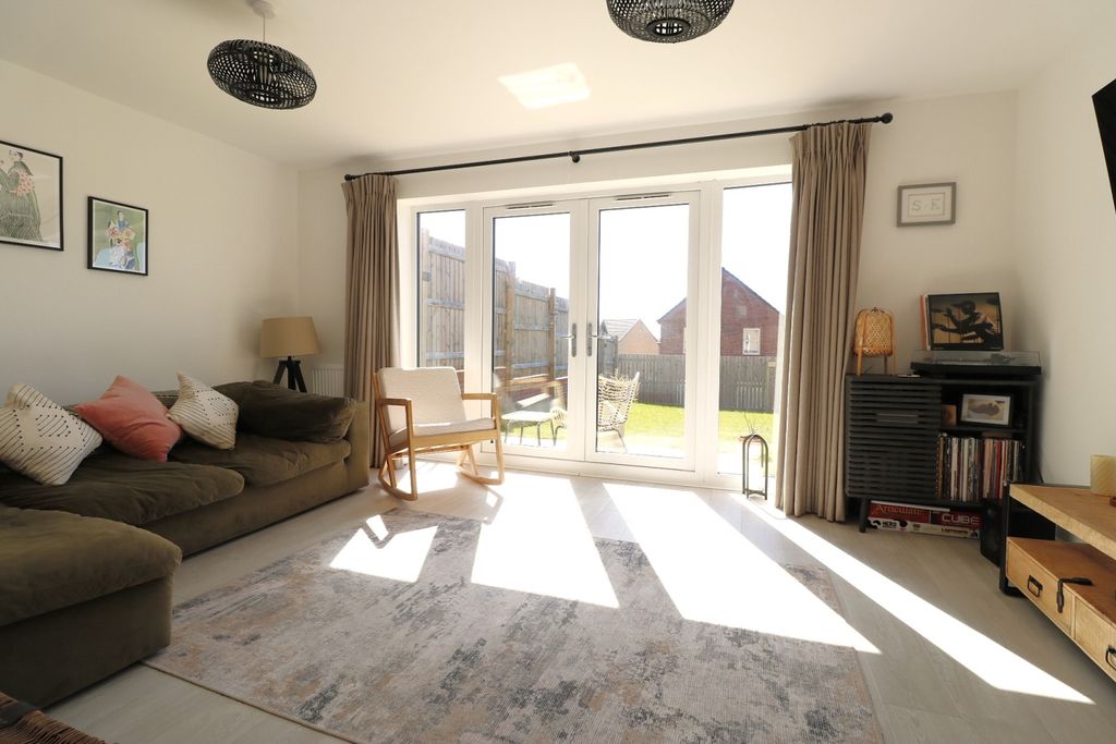 Property photo 3 of 32 Large Open Plan Lounge
