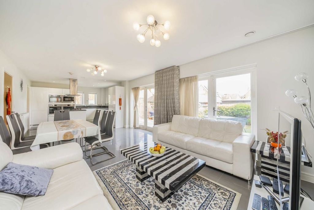 Property photo 2 of 10