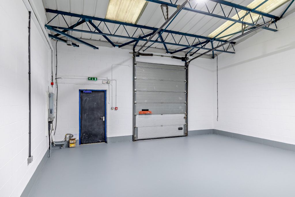 Property photo 3 of 13 8621164-Interior10-800