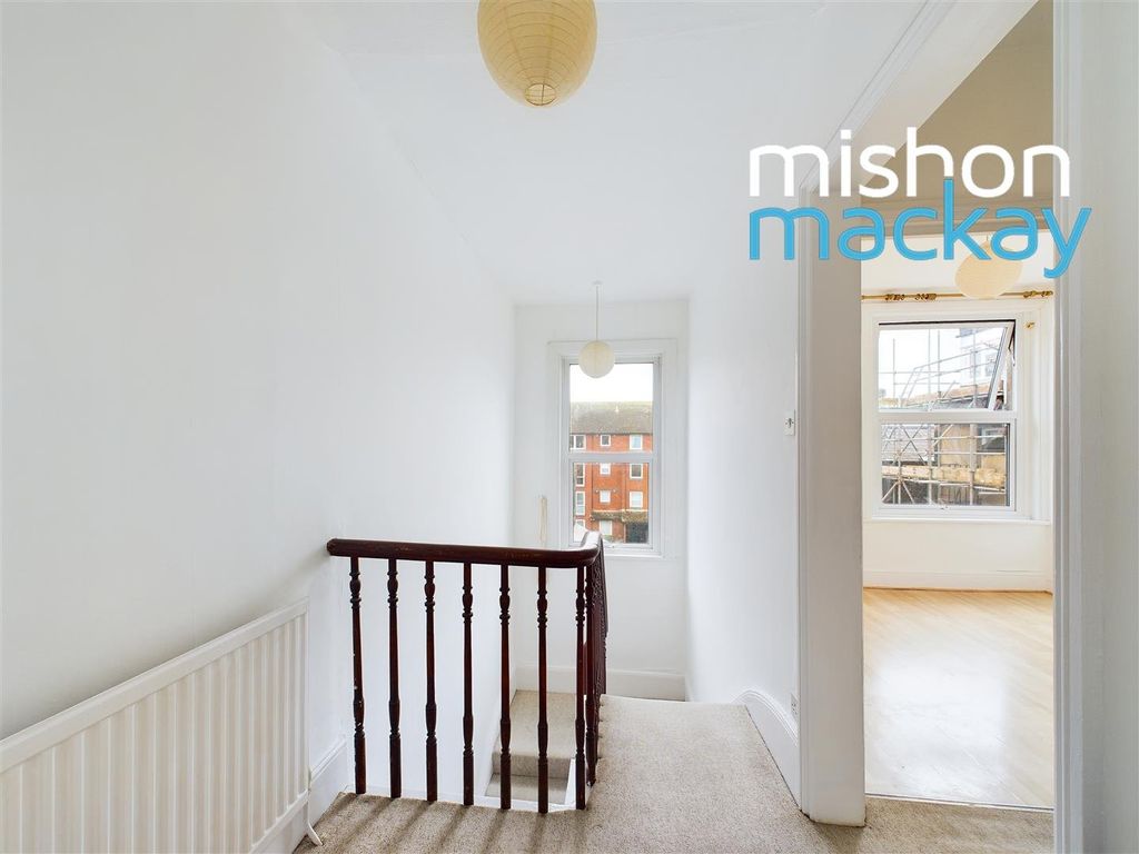 Property photo 2 of 7 Hallway