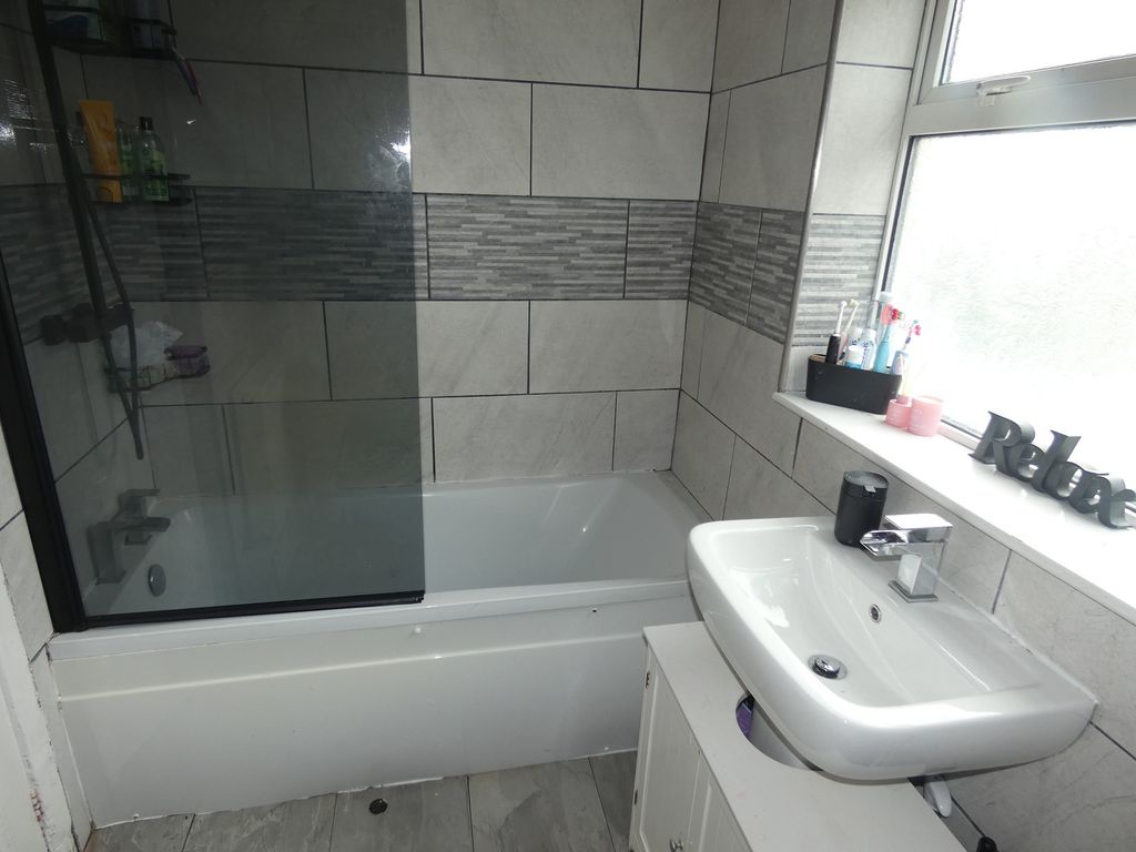 Property photo 3 of 11 Bathroom