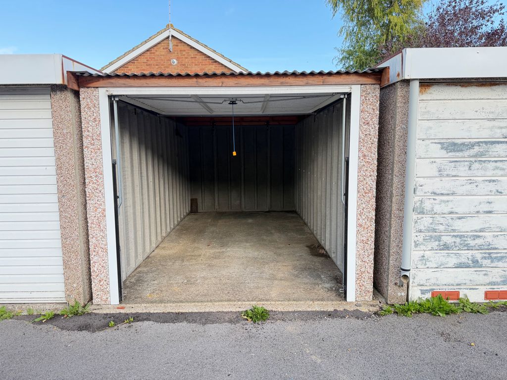 Property photo 3 of 3 12 Manitoba Way Garage 1