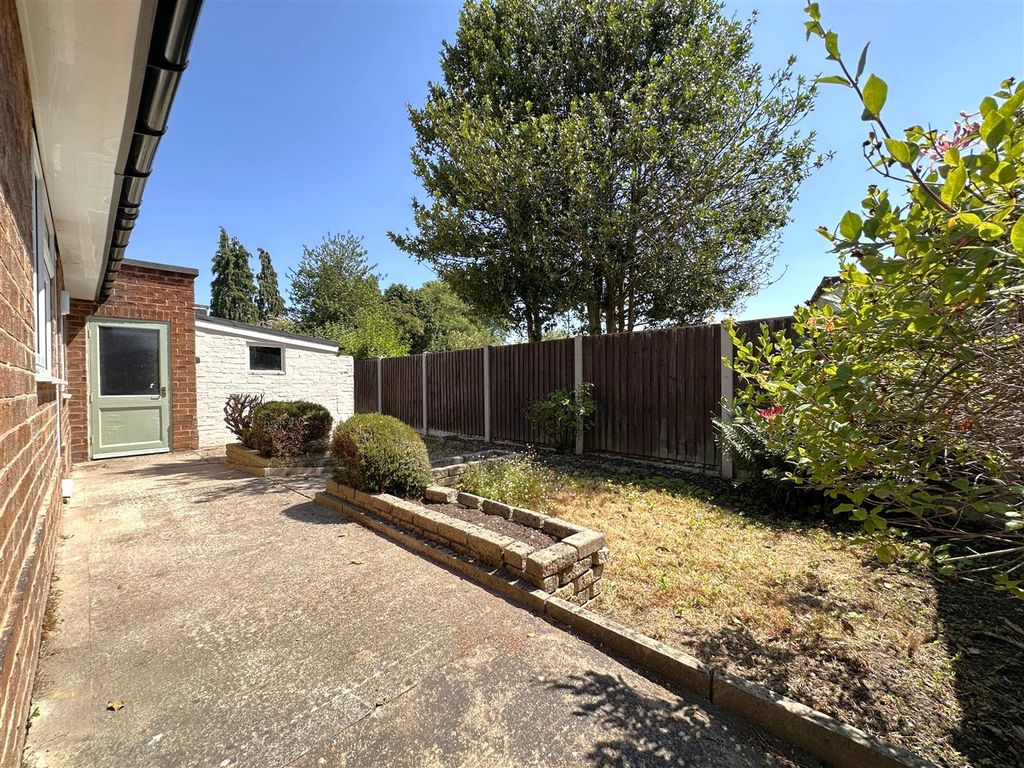 Property photo 3 of 15 Low-Maintenance Garden 573
