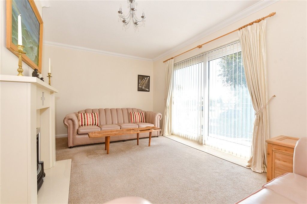 Property photo 3 of 9 Lounge