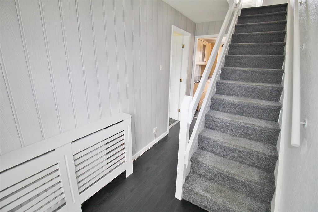 Property photo 2 of 11 Hallway