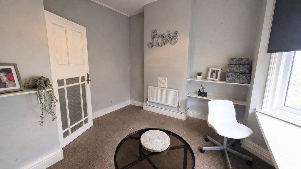 Property photo 3 of 12 Lounge