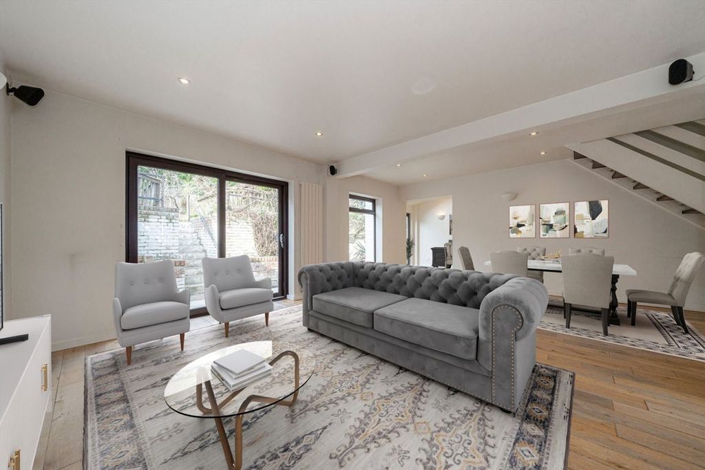 Property photo 2 of 8