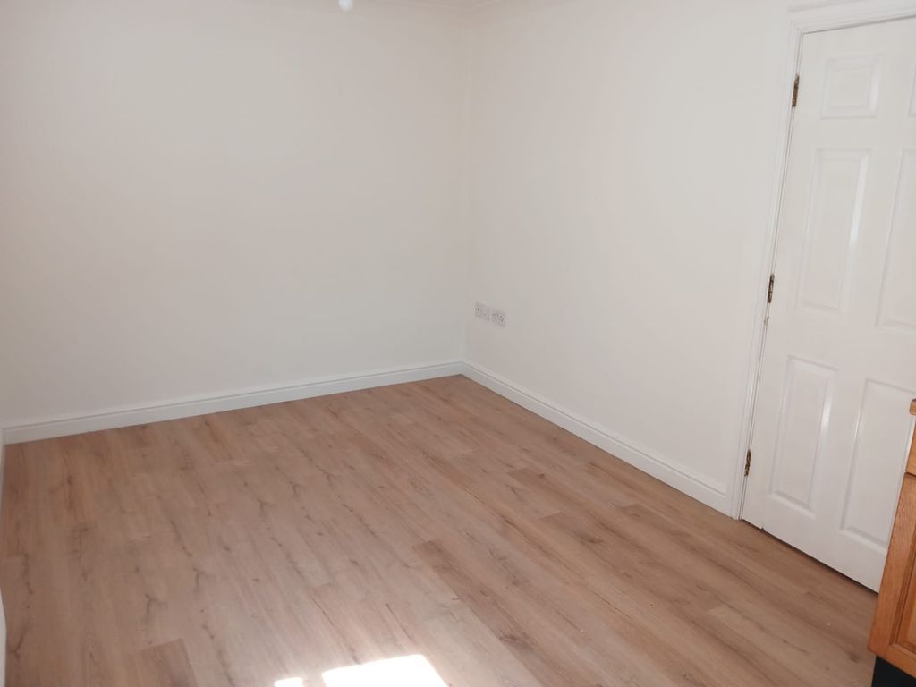 Property photo 3 of 6 Living Room