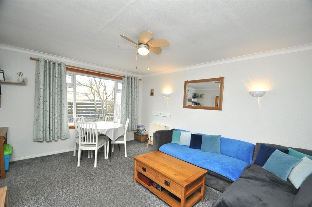 Property photo 2 of 16 Living Room (1)