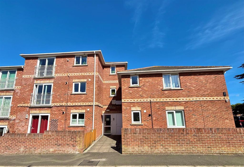 Additional image 10 of 2 bed flat to rentBrooklands, Queens Road, Freshwater PO40